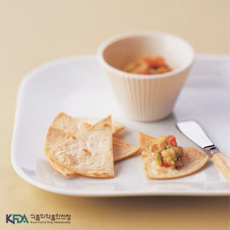 오븐에 구운 또띠아 칩과 아보카도 딥