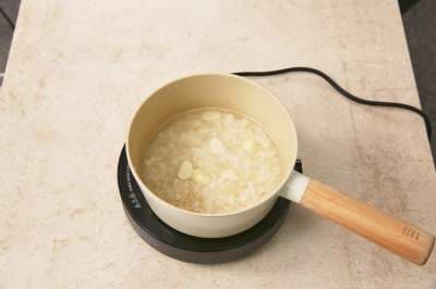 토마토를 곁들인 마늘밥 조리 과정 3