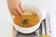 저염 된장으로 맛을 낸 황태해장국 조리 과정 3